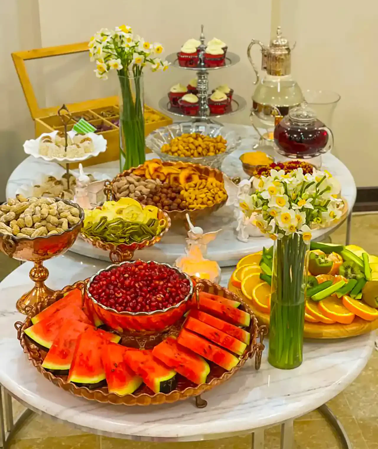 مدل چیدن میز شب یلدا  + زیباترین دیزاین برای چیدن میز شب یلدا امسال