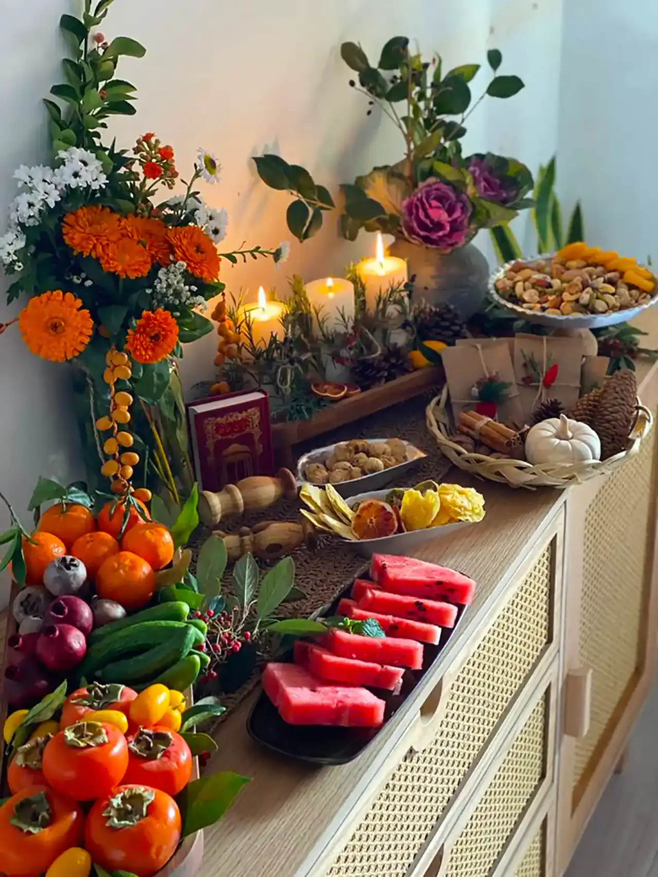 مدل چیدن میز شب یلدا  + زیباترین دیزاین برای چیدن میز شب یلدا امسال