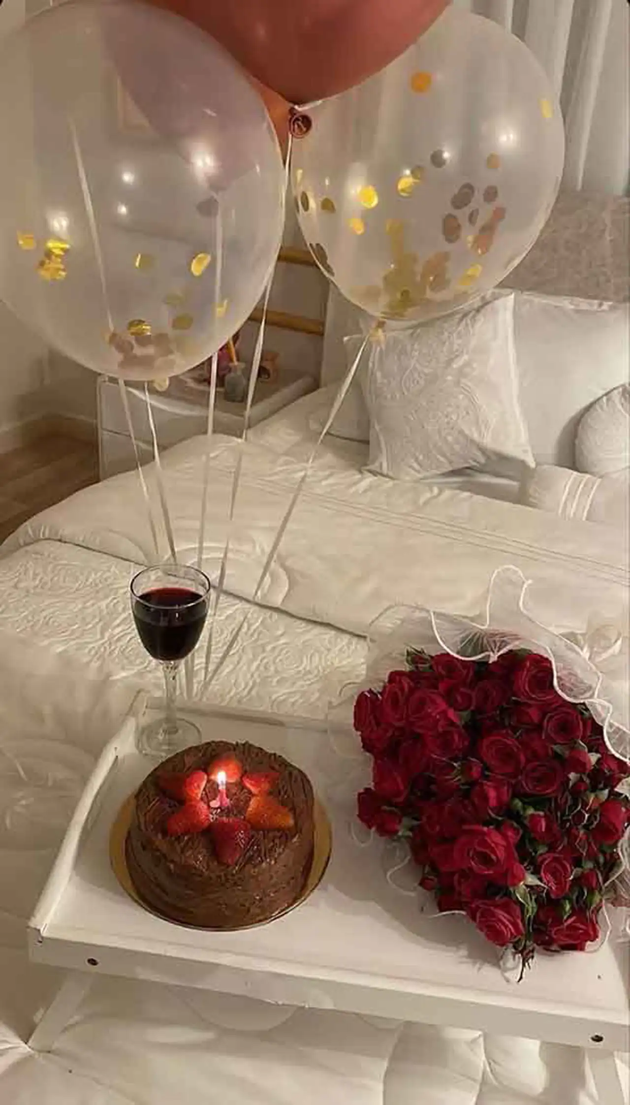 دیزاین تولد ساده در خانه با بادکنک و شمع با ایده های خلاقانه و لاکچری