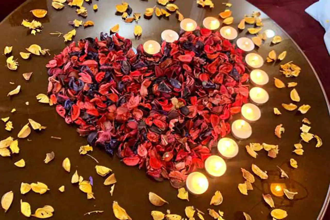 دیزاین تولد ساده در خانه با بادکنک و شمع با ایده های خلاقانه و لاکچری