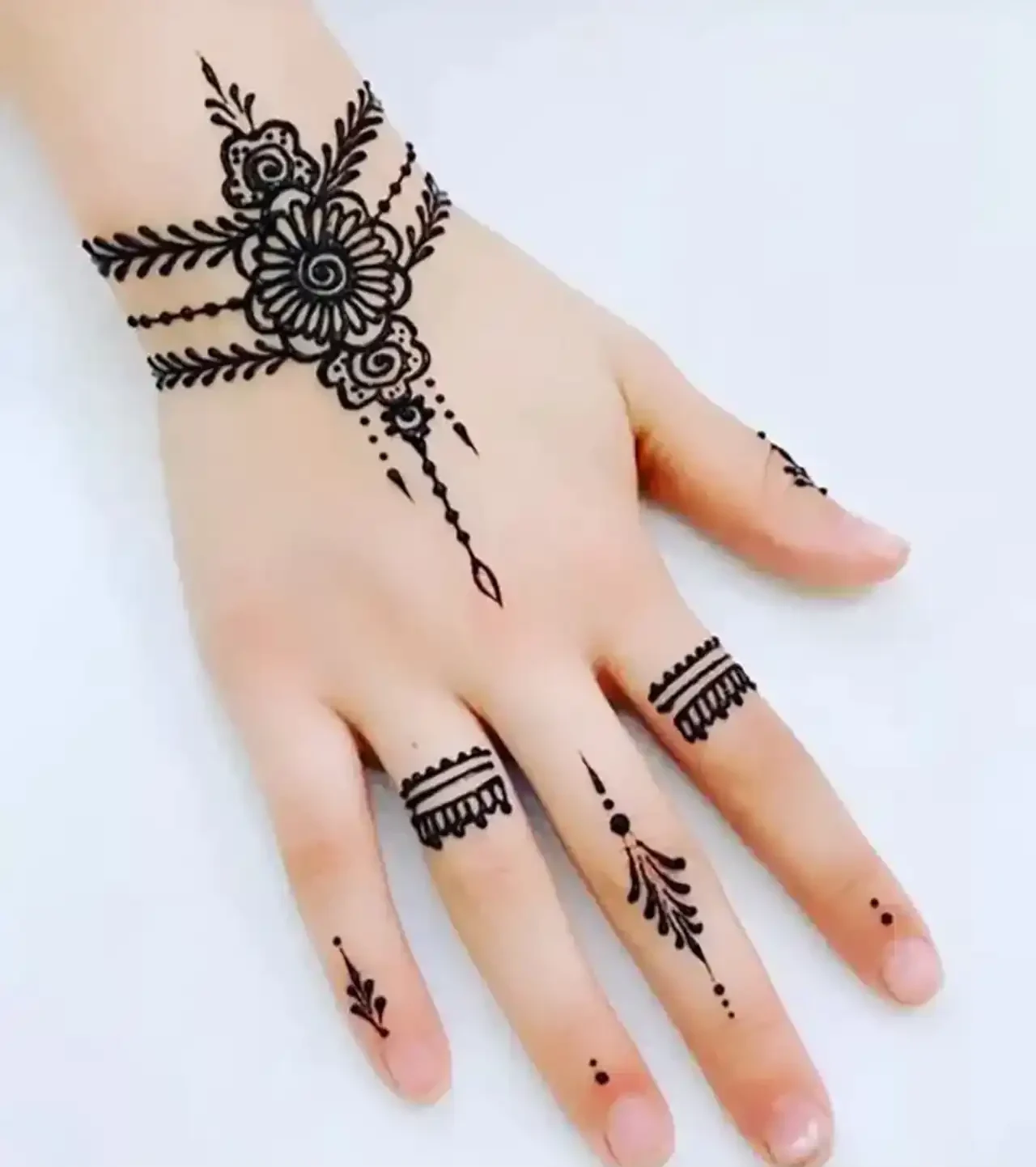 مدل حنا آسان + زیباترین مدل های حنا آسان دست بسیار شیک و لاکچری و ترند امسال