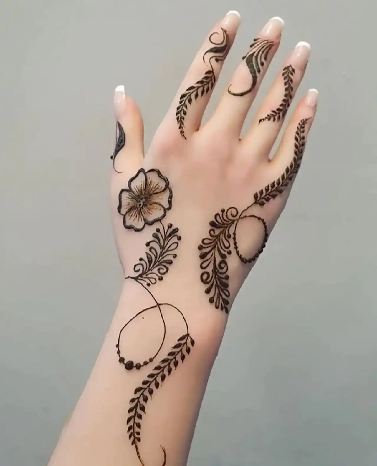 مدل حنا ساده و شیک + زیباترین مدل های حنا پشت و روی دست بسیار شیک