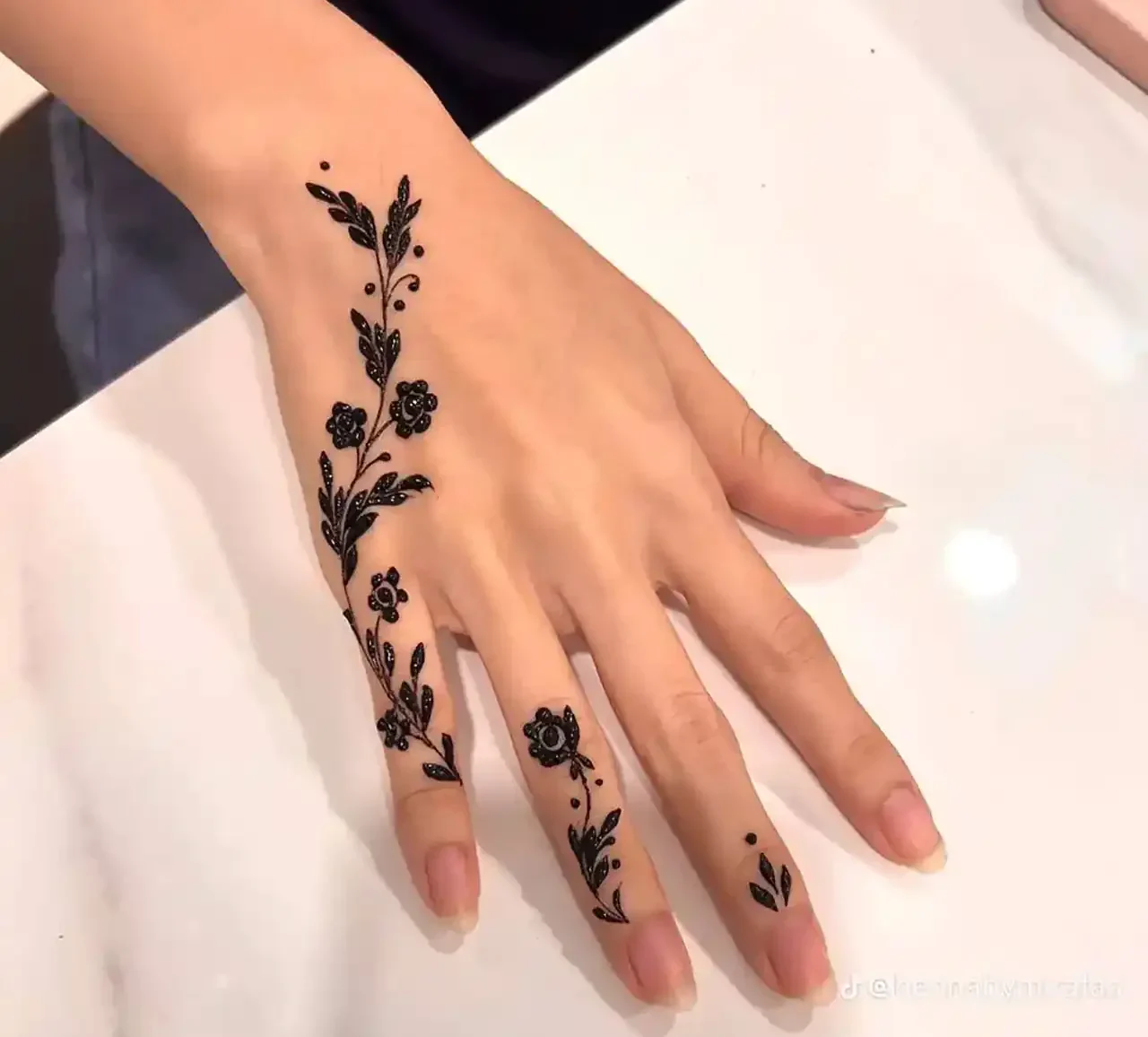 مدل حنا ساده و شیک + زیباترین مدل های حنا پشت و روی دست بسیار شیک