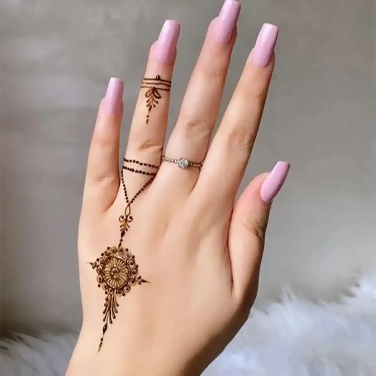 مدل حنا ساده و شیک + زیباترین مدل های حنا پشت و روی دست بسیار شیک