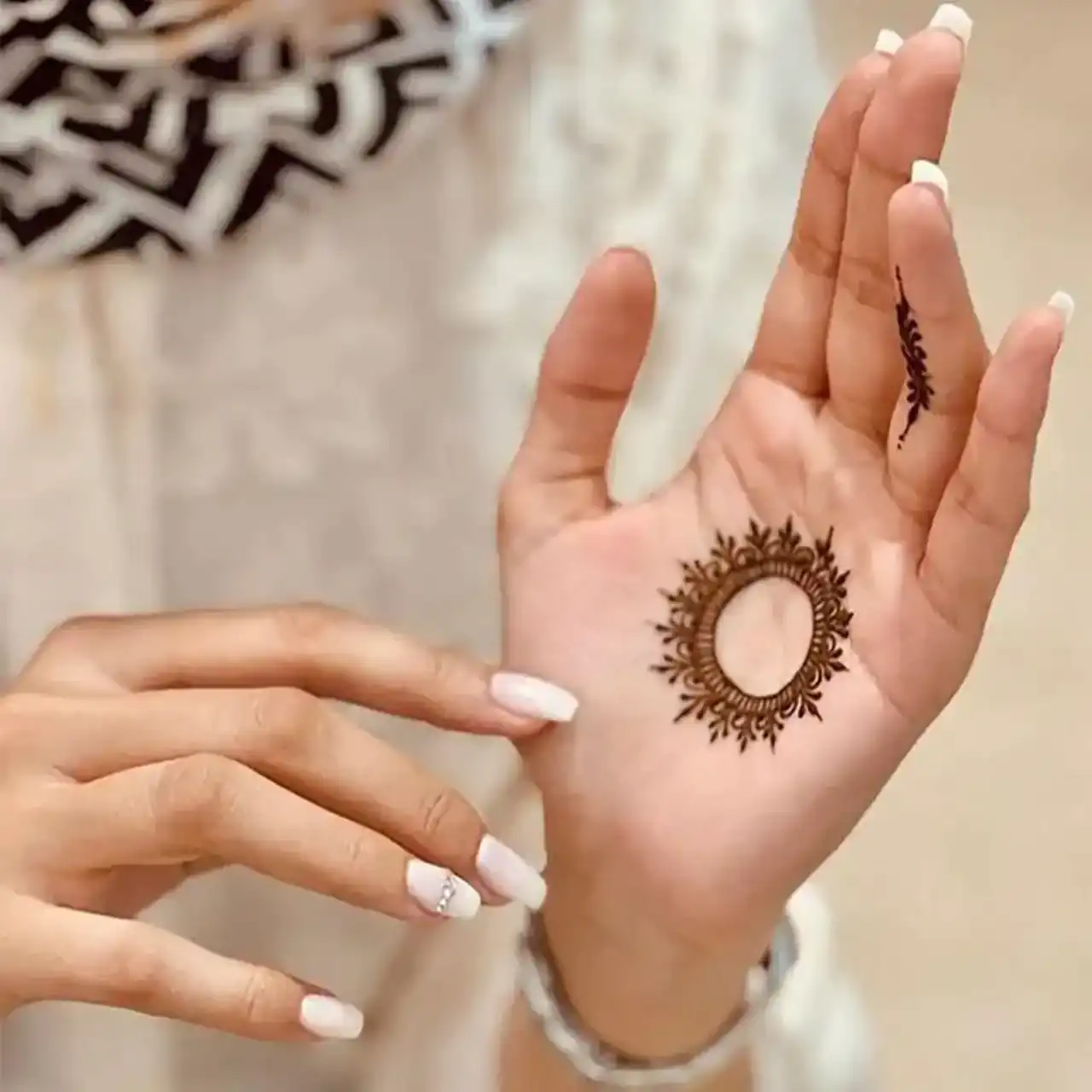 مدل حنا ساده و شیک + زیباترین مدل های حنا پشت و روی دست بسیار شیک