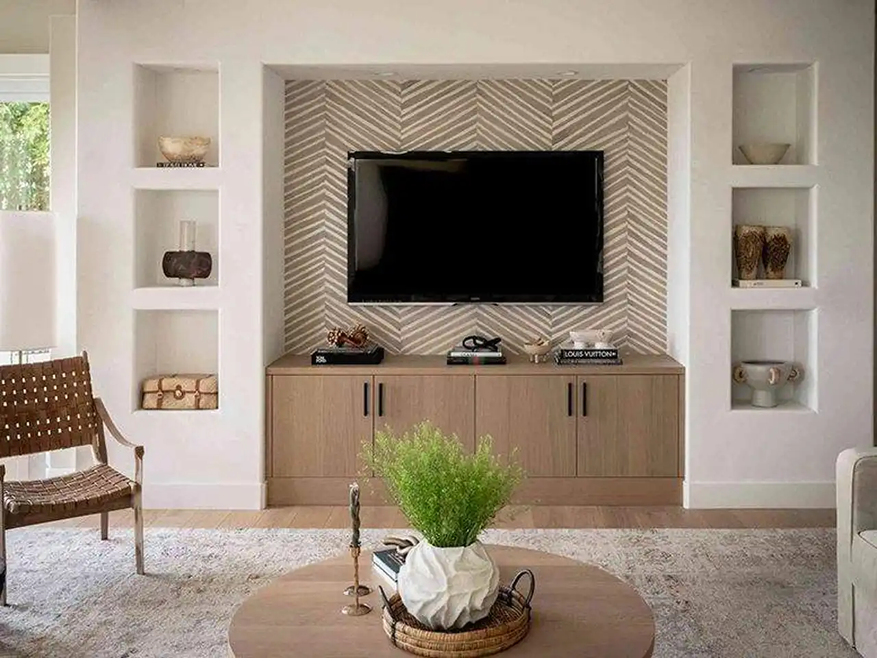 مدل دکوراسیون برای تلویزیون + ایده های جذاب و شیک برای طراحی دیوار پشت تلویزیون با کناف و چوب همراه نورپردازی زیبا
