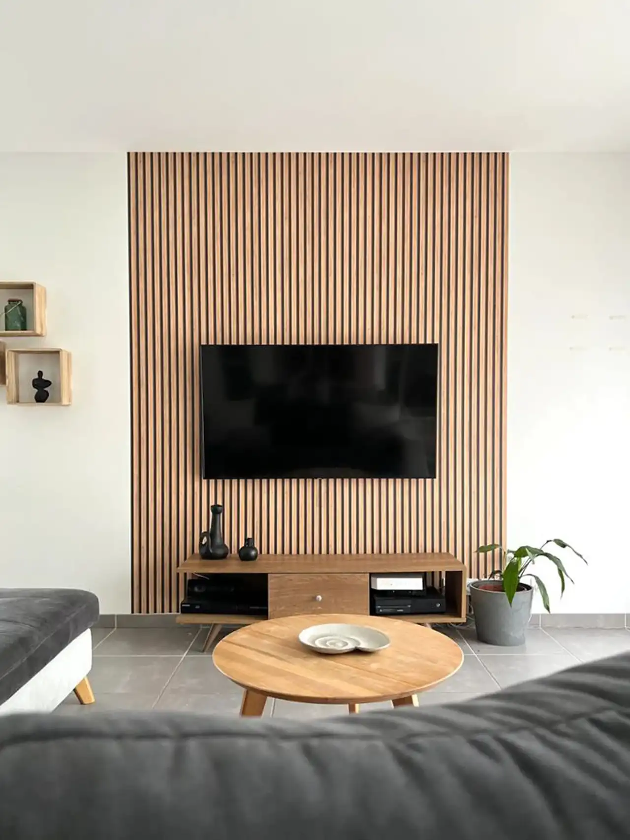 مدل دکوراسیون برای تلویزیون + ایده های جذاب و شیک برای طراحی دیوار پشت تلویزیون با کناف و چوب همراه نورپردازی زیبا