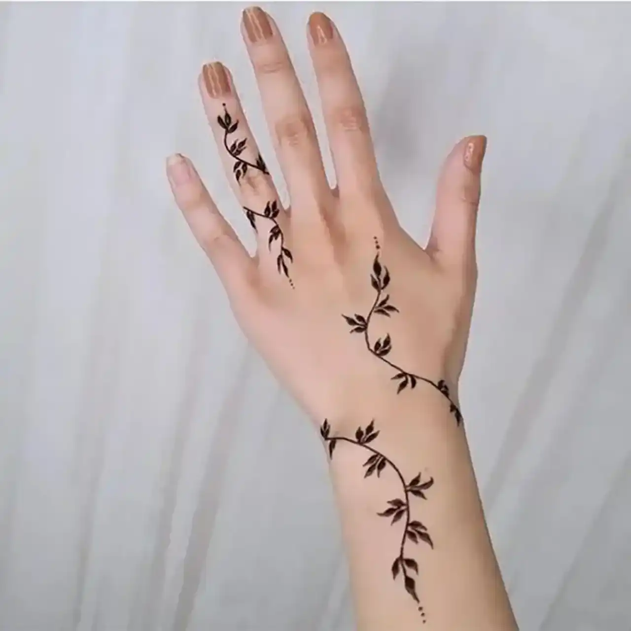مدل حنا روی دست + ایده های جدید و بسیار ساده برای طراحی حنا روی دست با نقش های زیبا