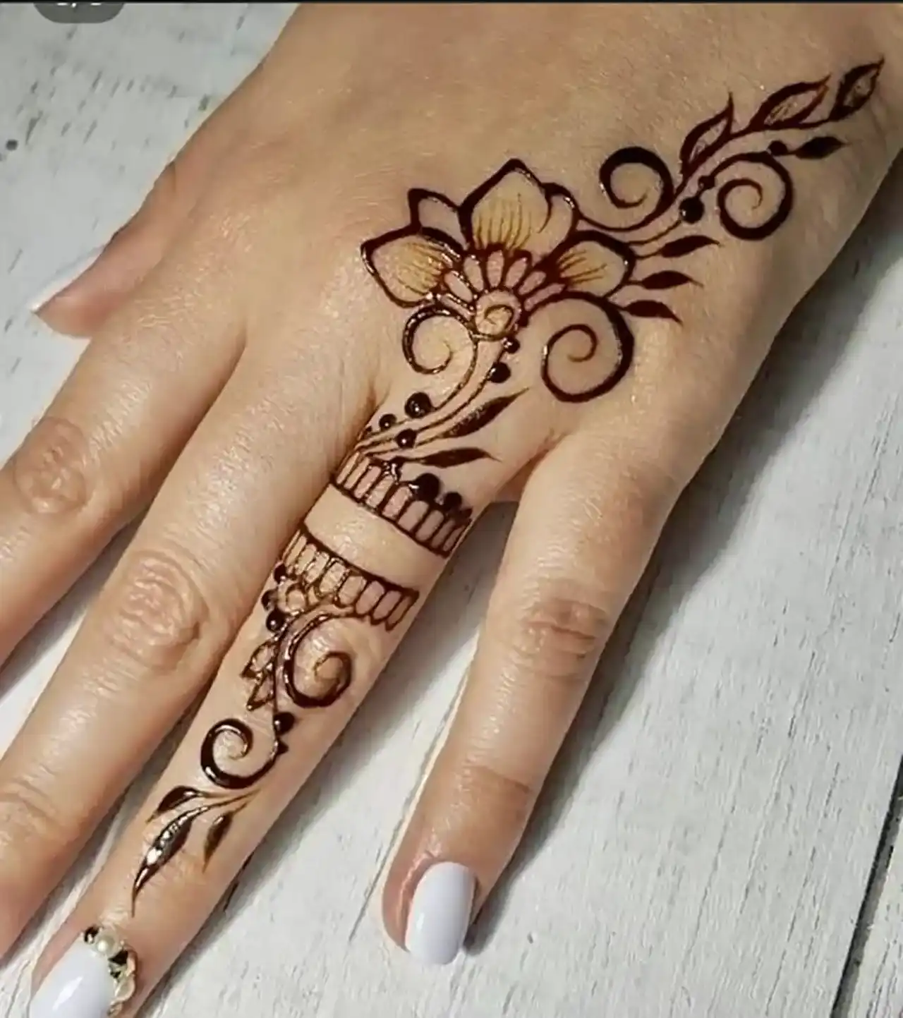 مدل حنا ساده + ایده های زیبا و قشنگ برای طراحی حنا روی دست و پا برای مراسم های خاص