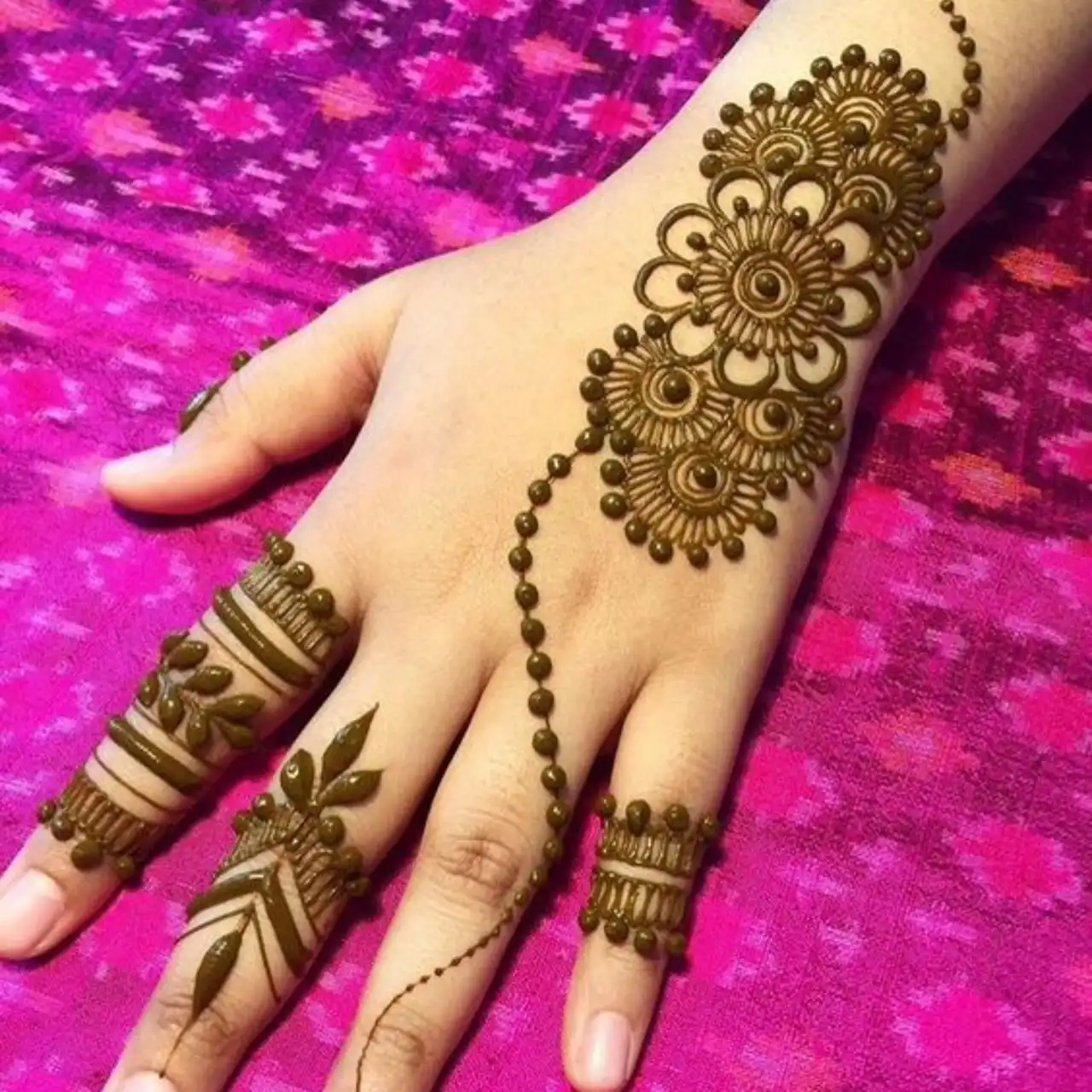 مدل حنا ساده + ایده های زیبا و قشنگ برای طراحی حنا روی دست و پا برای مراسم های خاص