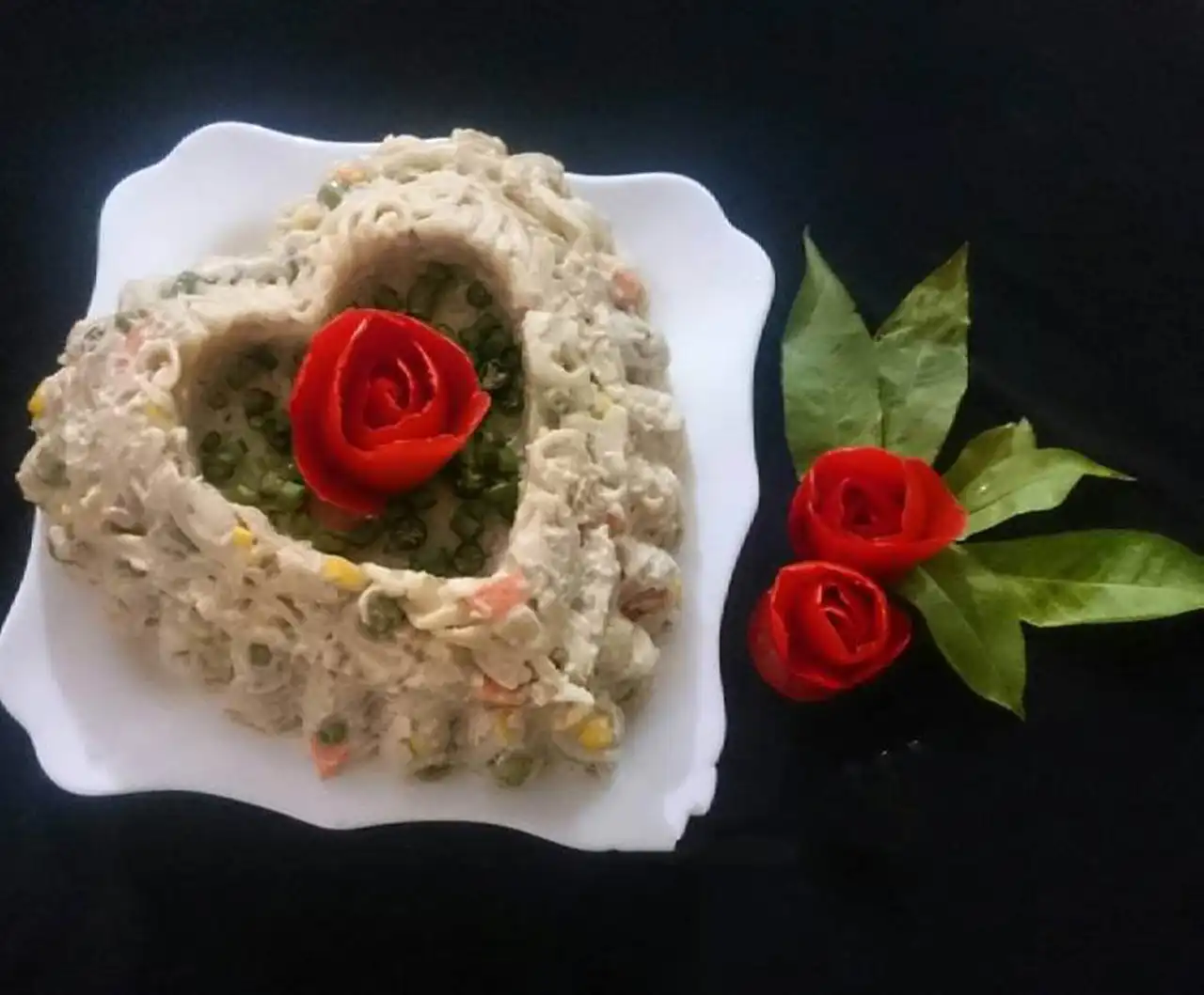 مدل سالاد الویه جدید + ایده های خلاقانه و بسیار زیبا برای تزیین سالاد الویه با خیارشور و گوجه