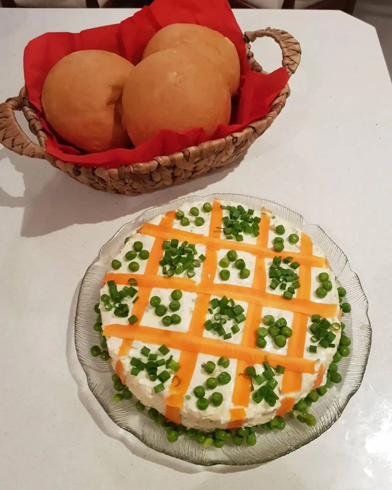مدل سالاد الویه جدید + ایده های خلاقانه و بسیار زیبا برای تزیین سالاد الویه با خیارشور و گوجه