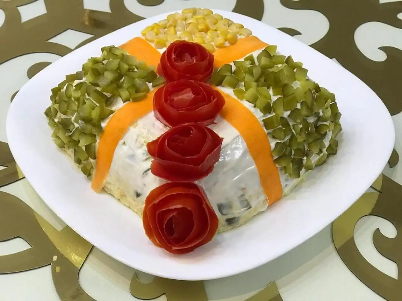مدل سالاد الویه جدید + ایده های خلاقانه و بسیار زیبا برای تزیین سالاد الویه با خیارشور و گوجه