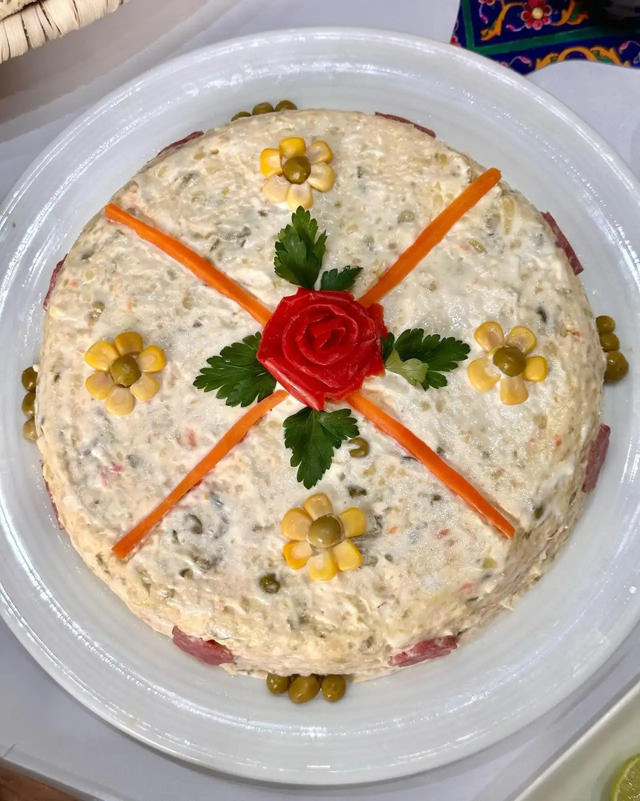 مدل سالاد الویه جدید + ایده های خلاقانه و بسیار زیبا برای تزیین سالاد الویه با خیارشور و گوجه