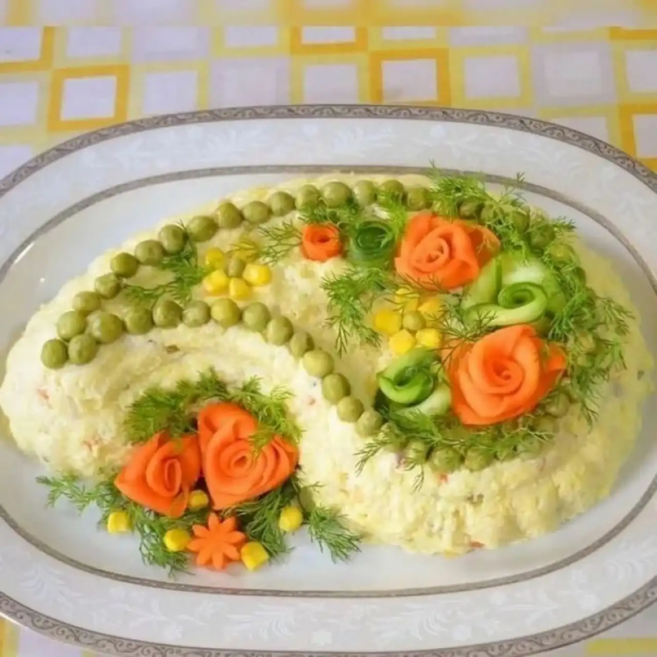 مدل سالاد الویه جدید + ایده های خلاقانه و بسیار زیبا برای تزیین سالاد الویه با خیارشور و گوجه