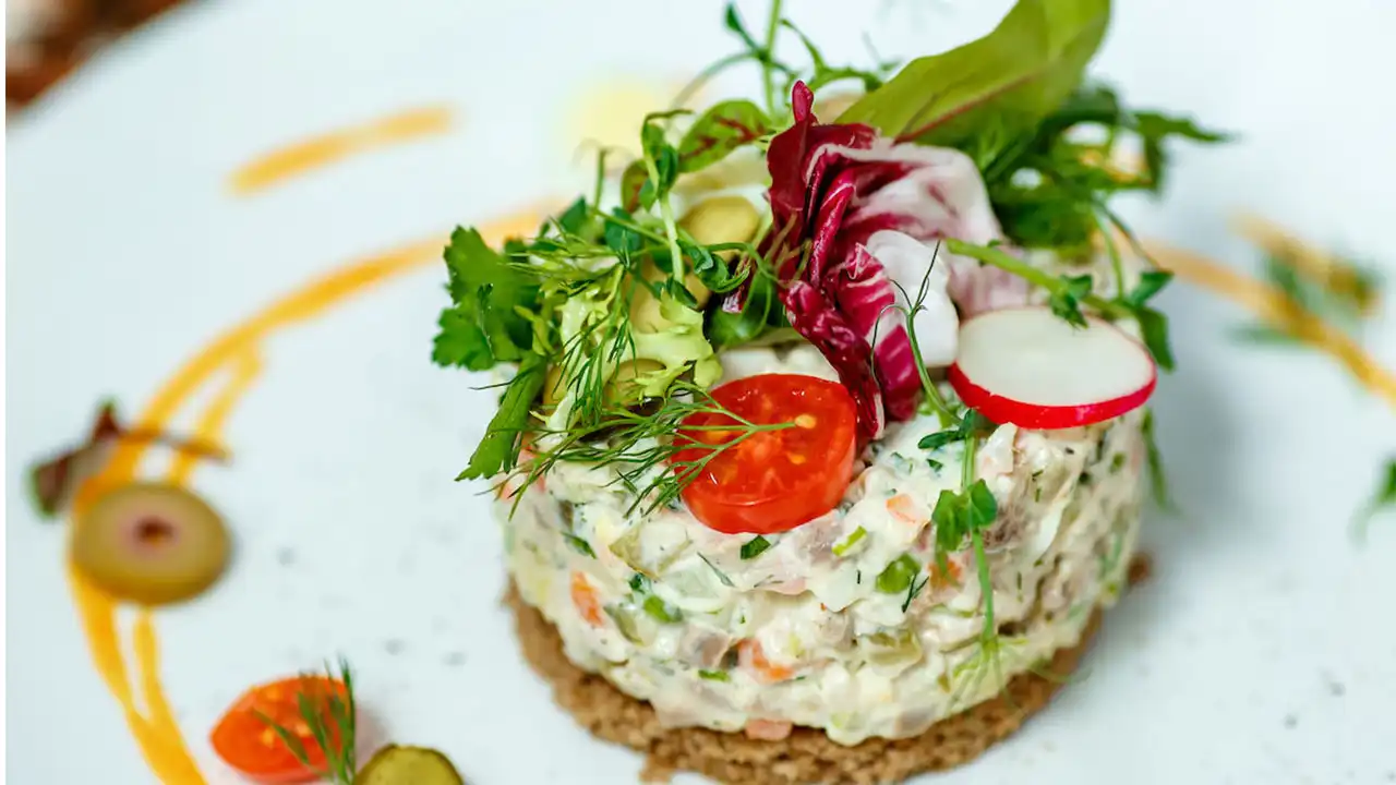 مدل سالاد الویه جدید + ایده های خلاقانه و بسیار زیبا برای تزیین سالاد الویه با خیارشور و گوجه
