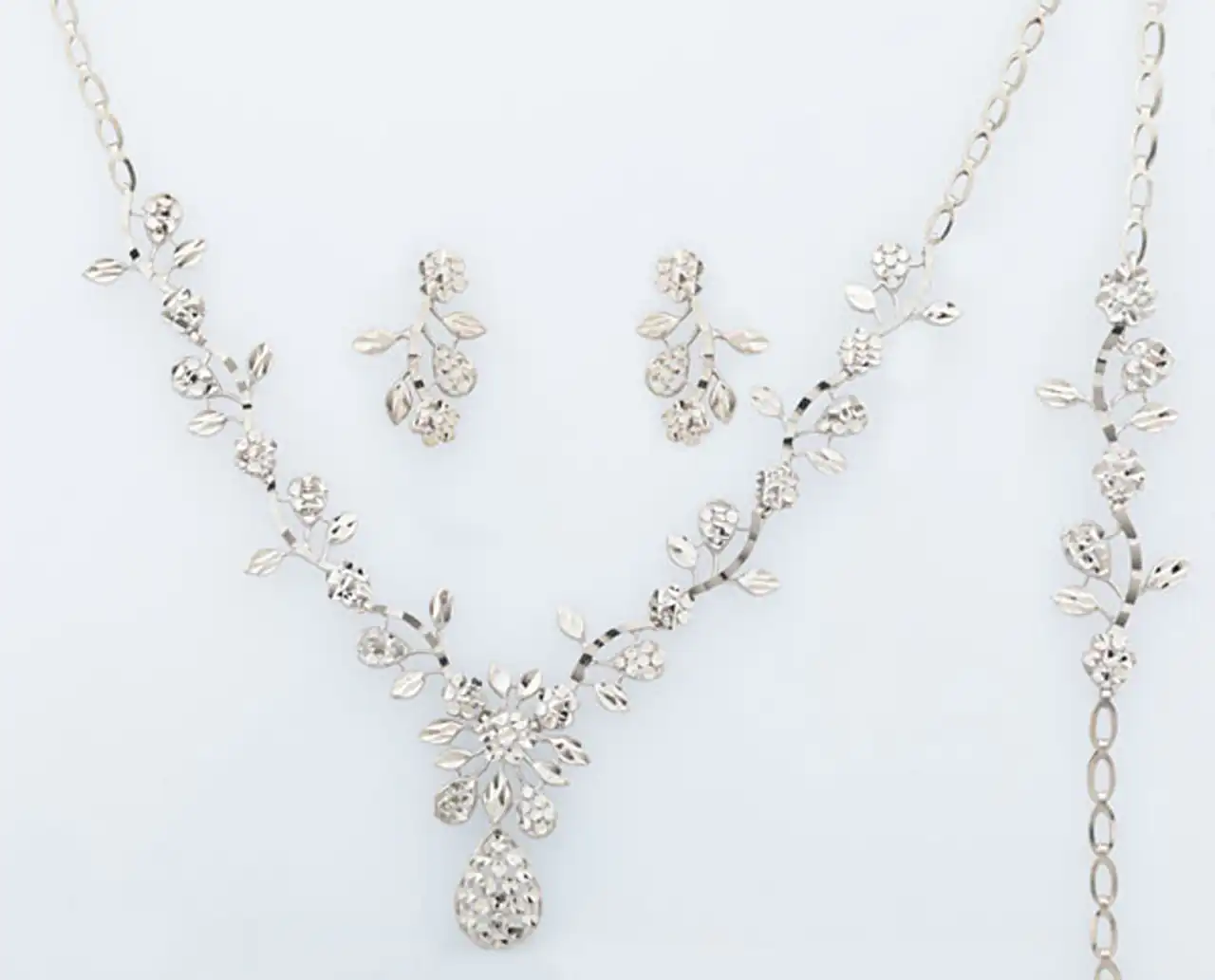 مدل سرویس طلا سفید جذاب و لاکچری که ترند شدن مناسب نامزدی و عروسی
