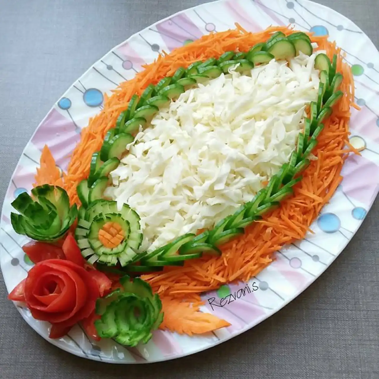 تزیین سالاد + ایده های ساده و حرفه ای برای تزیین کردن سالاد با استفاده از خیار ، گوجه و زیتون