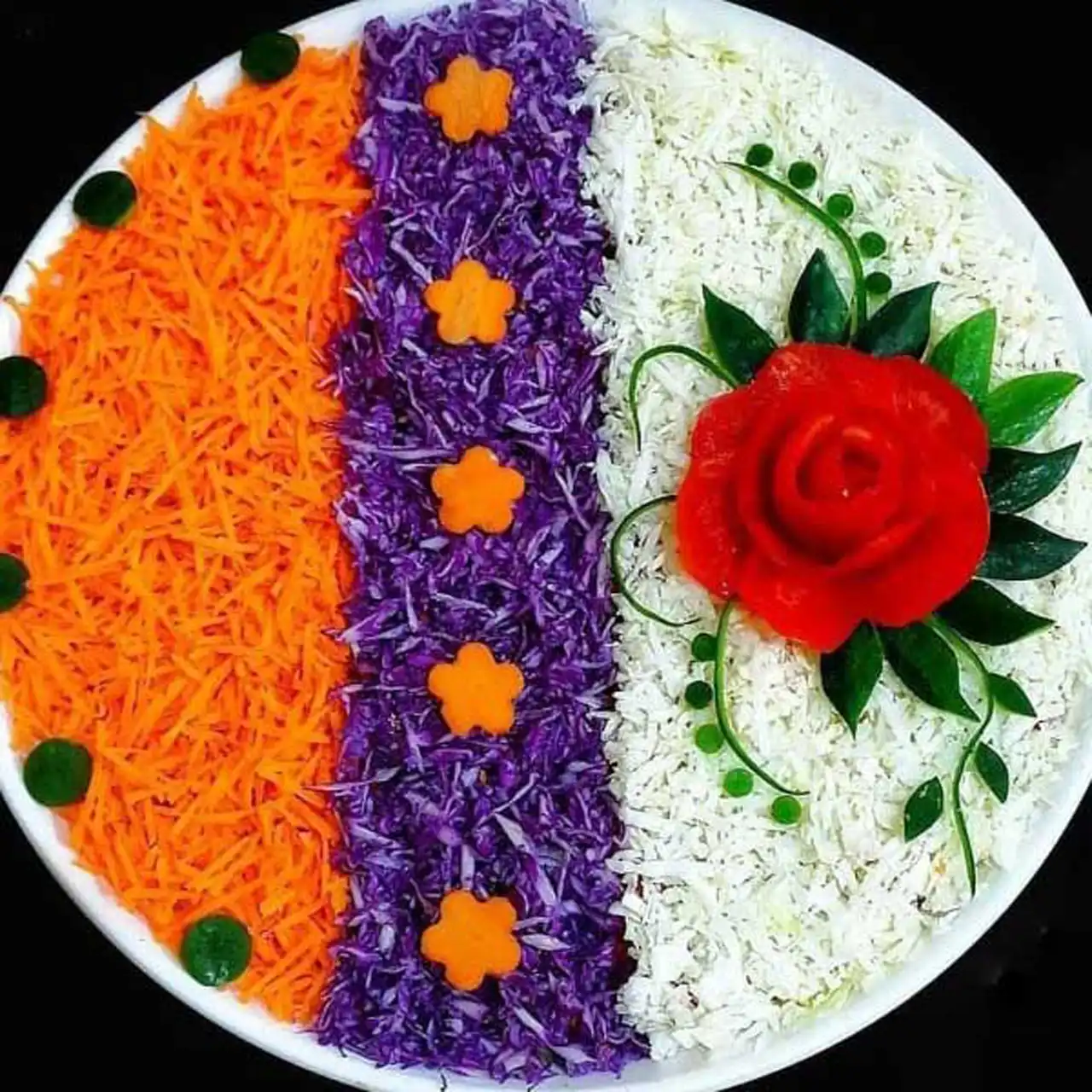 تزیین سالاد + ایده های ساده و حرفه ای برای تزیین کردن سالاد با استفاده از خیار ، گوجه و زیتون