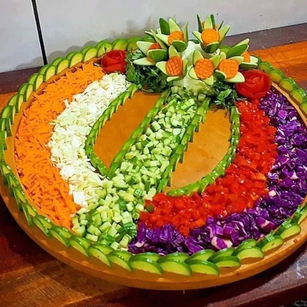 تزیین سالاد + ایده های ساده و حرفه ای برای تزیین کردن سالاد با استفاده از خیار ، گوجه و زیتون