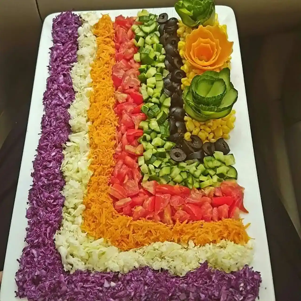 تزیین سالاد + ایده های ساده و حرفه ای برای تزیین کردن سالاد با استفاده از خیار ، گوجه و زیتون
