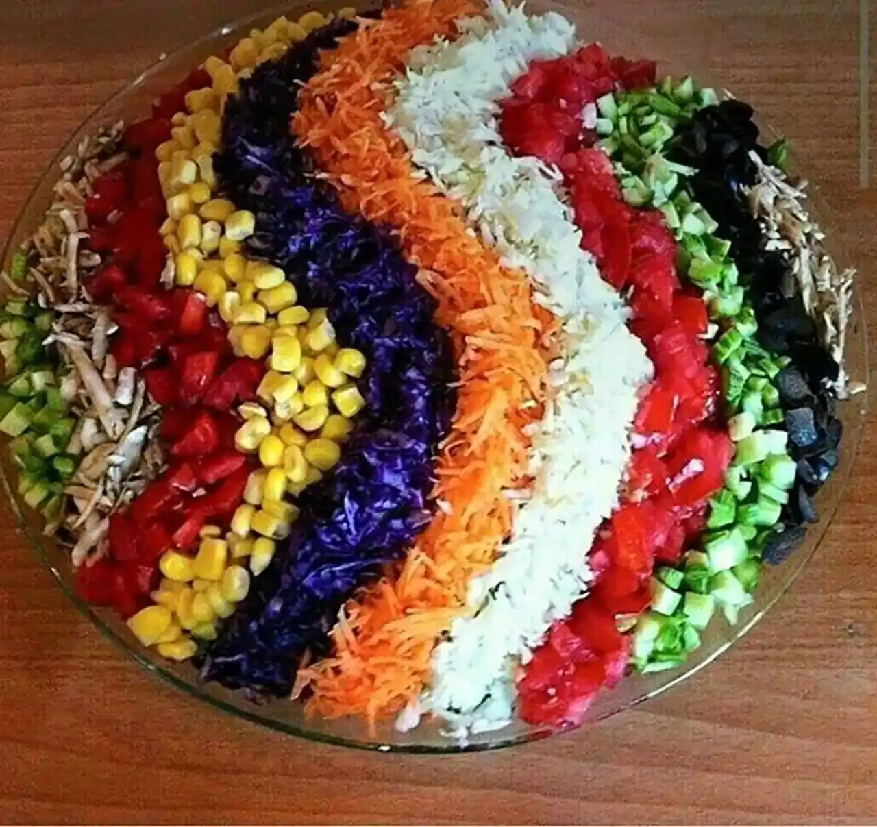 تزیین سالاد + ایده های ساده و حرفه ای برای تزیین کردن سالاد با استفاده از خیار ، گوجه و زیتون
