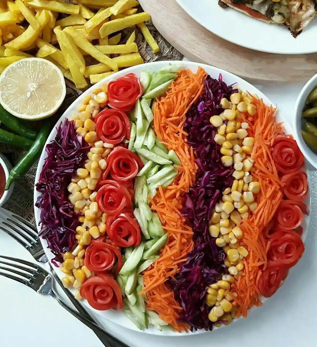 تزیین سالاد + ایده های ساده و حرفه ای برای تزیین کردن سالاد با استفاده از خیار ، گوجه و زیتون