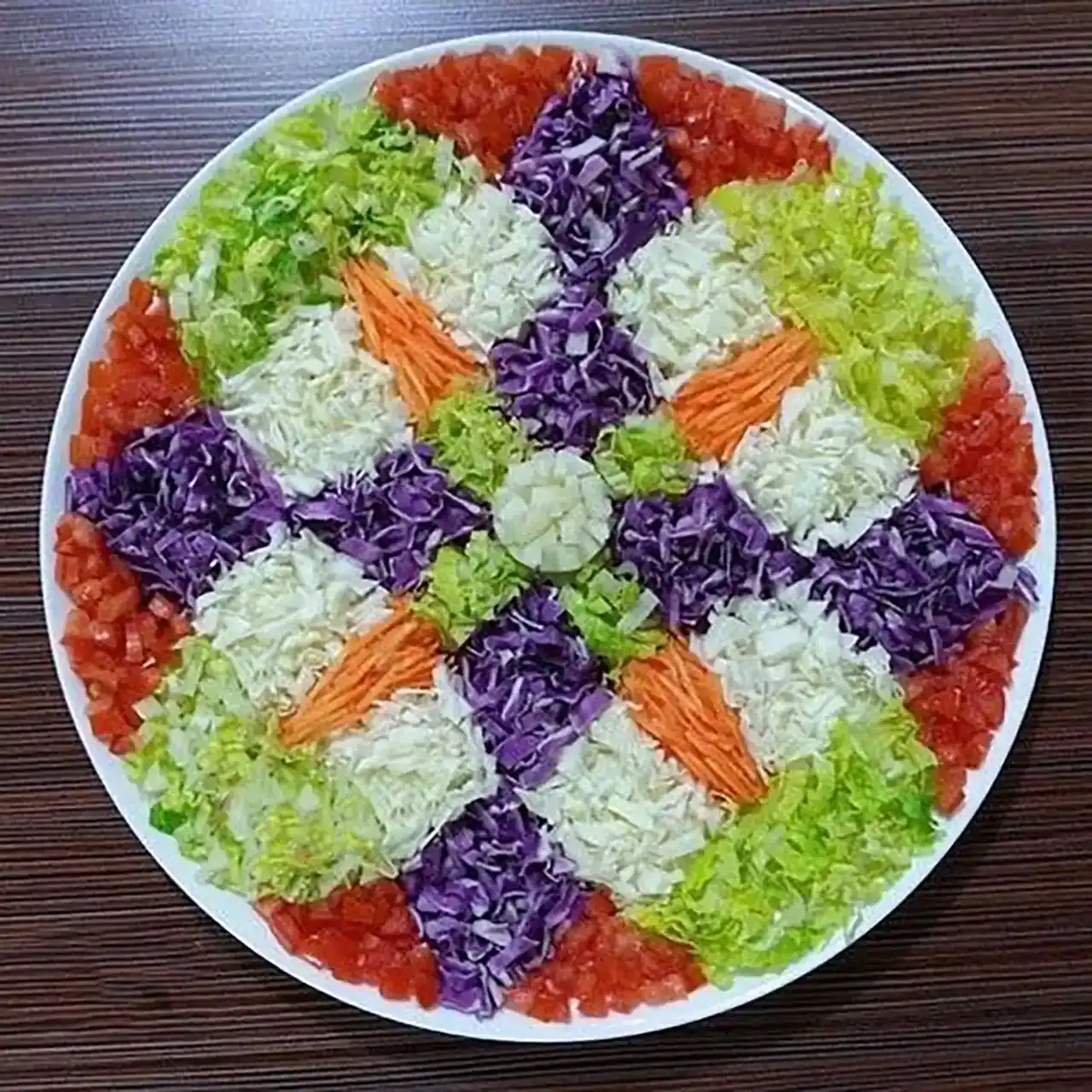 تزئین سالاد کاهو زیبا + ایده های ساده و بسیار جذاب برای تزئین سالاد کاهو با کلم ، هویج و ذرت