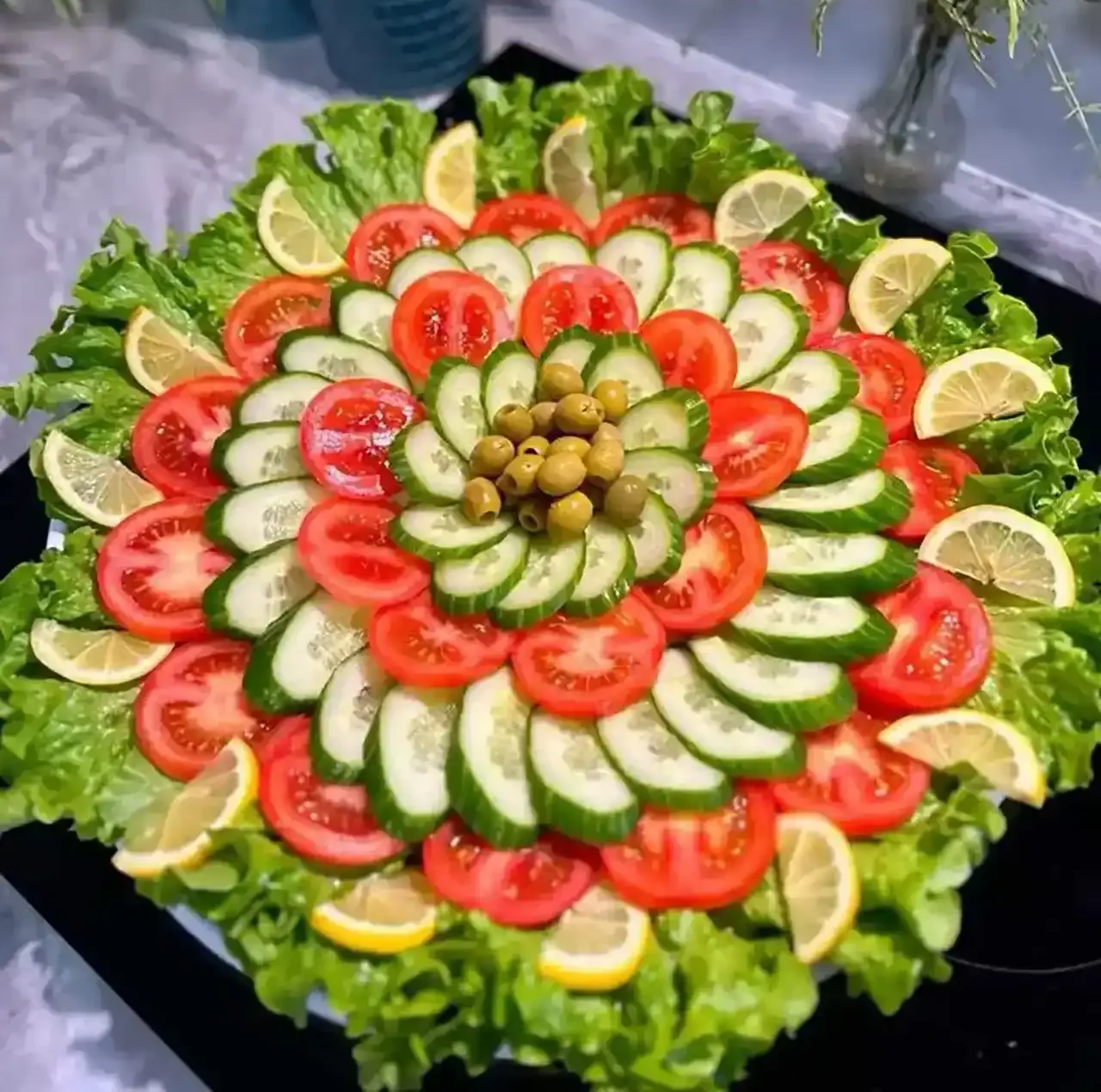 تزئین سالاد کاهو زیبا + ایده های ساده و بسیار جذاب برای تزئین سالاد کاهو با کلم ، هویج و ذرت