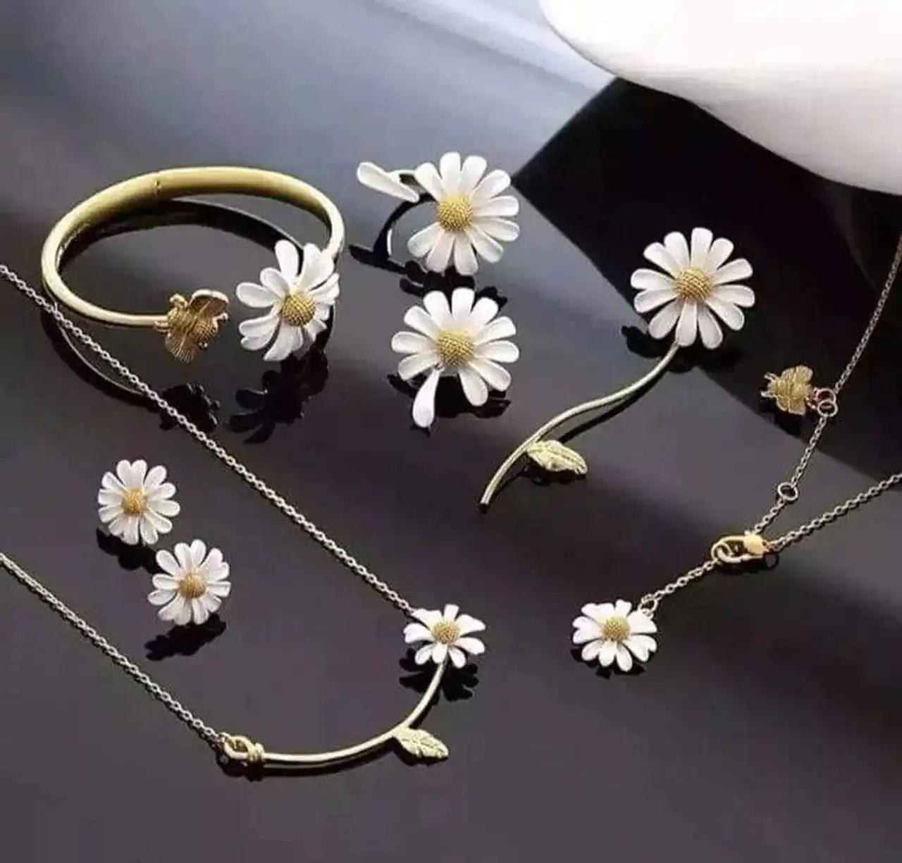 اکسسوری ب چ معناست + 15 تا از بهترین و شیک ترین مدل ها را اینجا ببینید