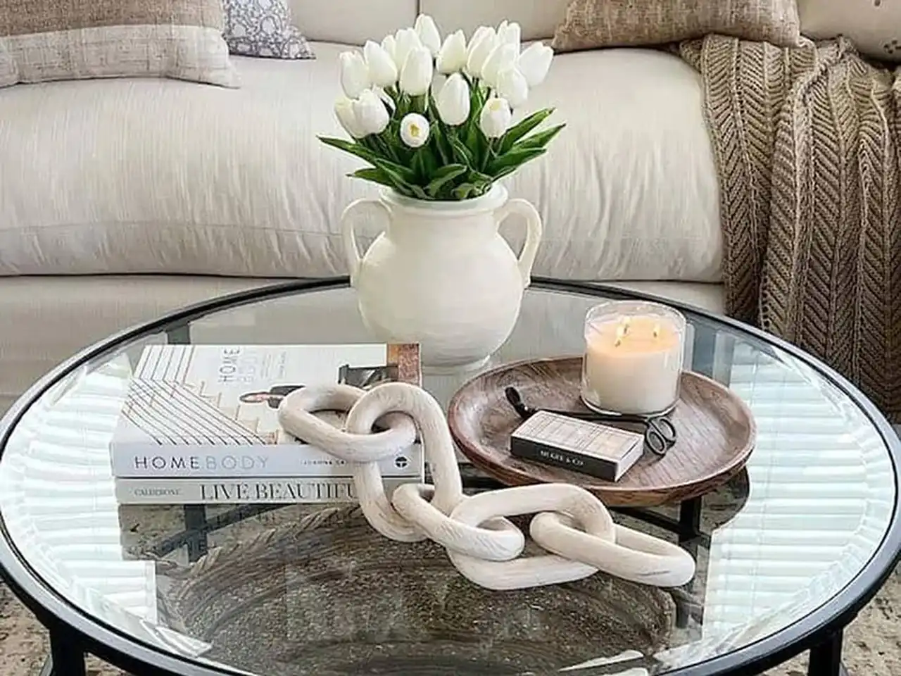 دیزاین جلو مبلی + ایتفاده از اکسسوری باکلاس و لوکس برای دیزاین جلو مبلی با شمع و وسایل مدرن