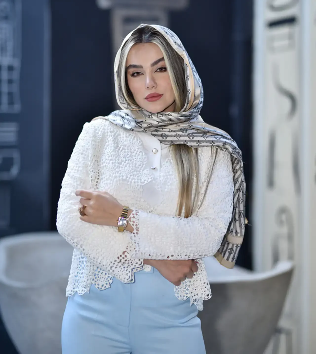 مدل عکس ایستاده با ژست طبیعی و حرفه ای برای ثبت لحظه های خاص و زیبا