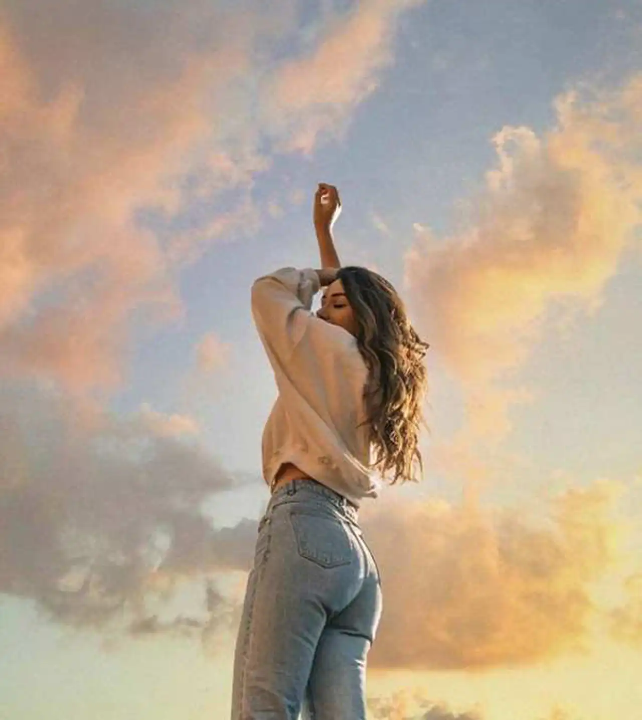 مدل عکس ایستاده با ژست طبیعی و حرفه ای برای ثبت لحظه های خاص و زیبا
