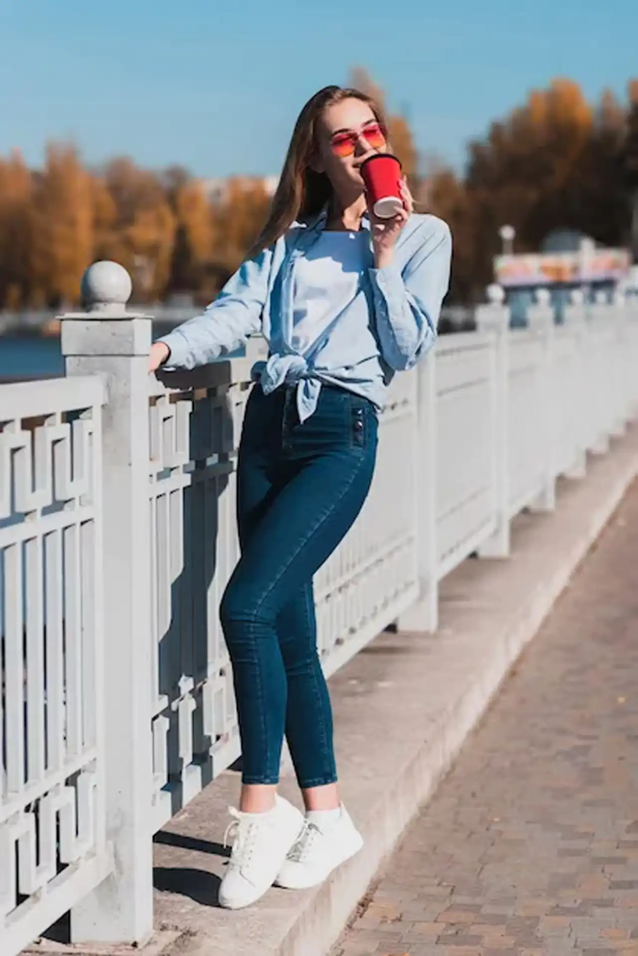 مدل عکس ایستاده با ژست طبیعی و حرفه ای برای ثبت لحظه های خاص و زیبا