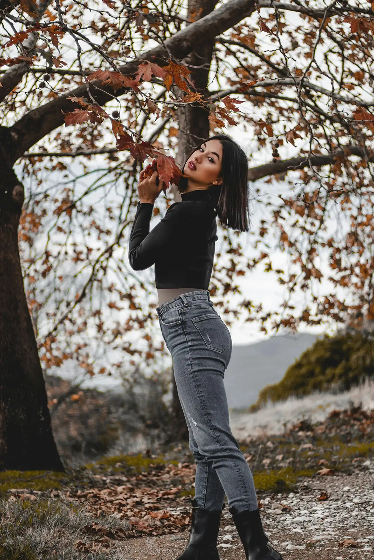 مدل عکس ایستاده با ژست طبیعی و حرفه ای برای ثبت لحظه های خاص و زیبا