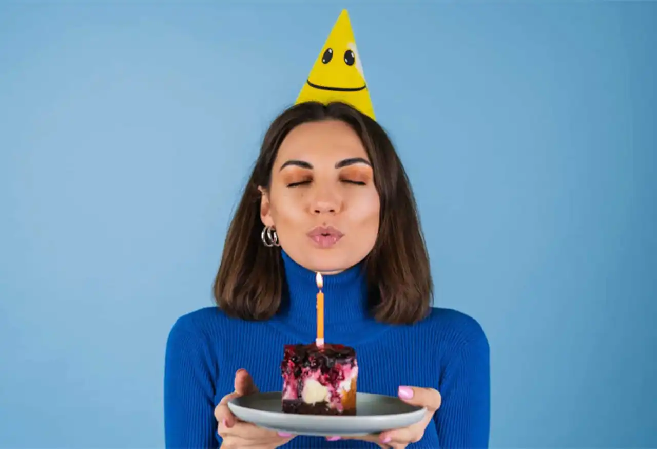 مدل عکس تولد گرفتن + ژست های متفاوت و بامزه برای عکس گرفتن در روز تولد با کیک