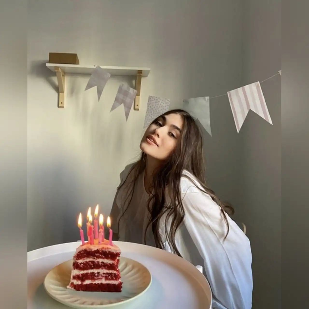 مدل عکس تولد گرفتن + ژست های متفاوت و بامزه برای عکس گرفتن در روز تولد با کیک