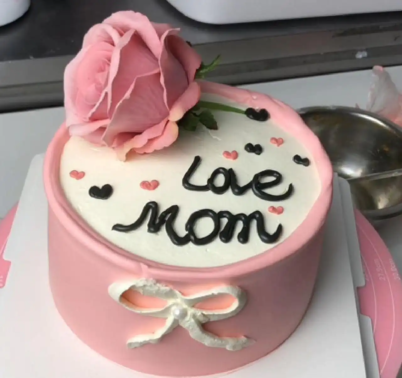 مدل کیک برای تولد مادر با طراحی خاص و عاشقانه مناسب جشنهای خانوادگی و صمیمی