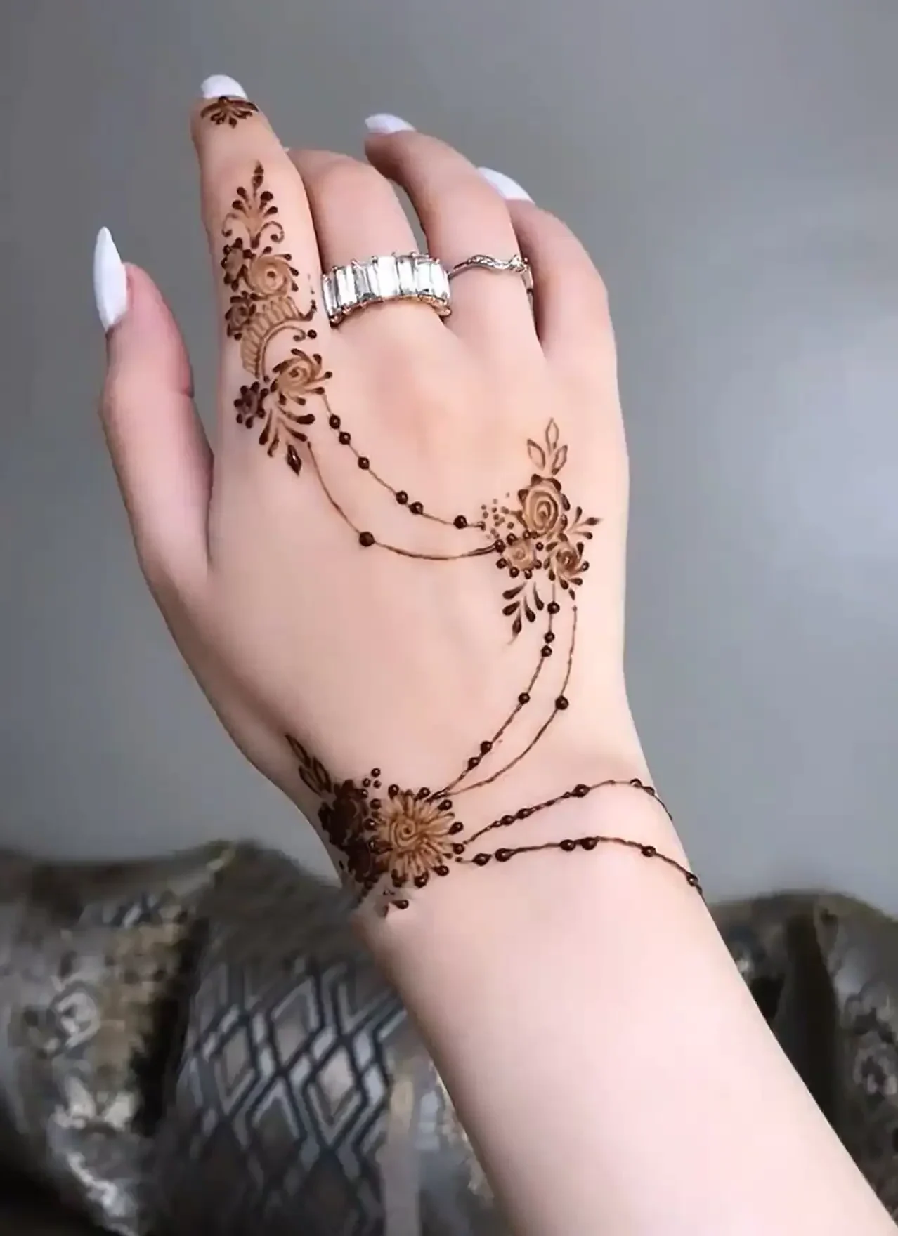 مدل حنا آسون با طراحی های ساده شیک و جدید برای خاص پسندان