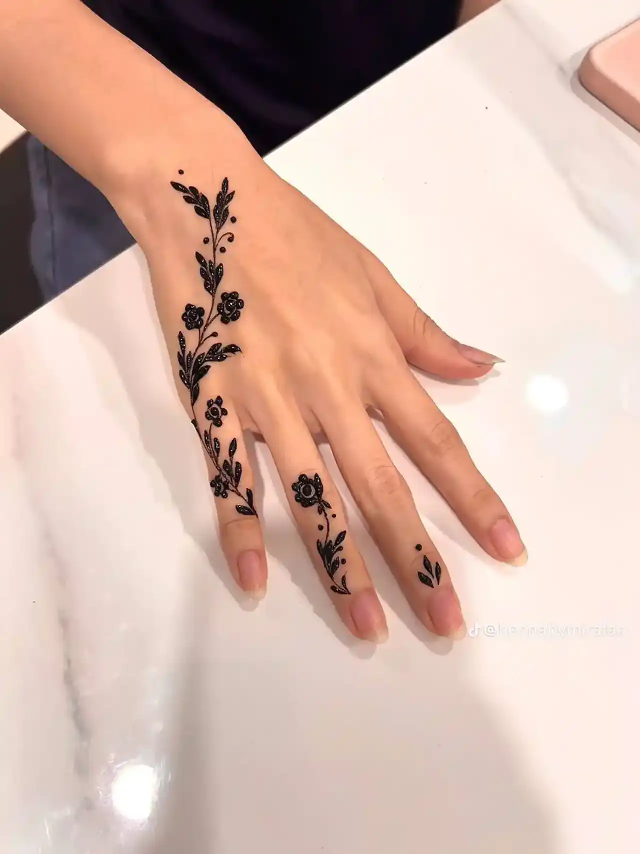 مدل حنا اسپرت + استفاده از نقوش حنا بر روی دست و پا مناسب برای هر مناسبت غیررسمی