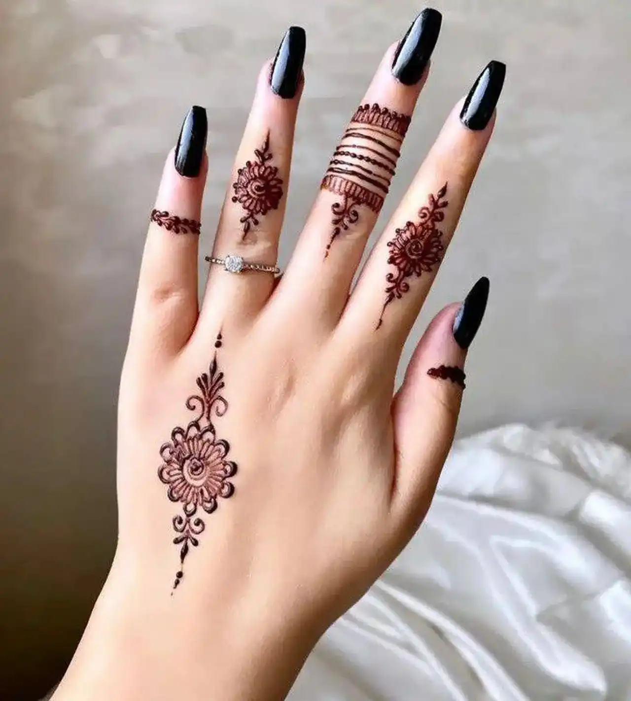 مدل حنا اسپرت + استفاده از نقوش حنا بر روی دست و پا مناسب برای هر مناسبت غیررسمی