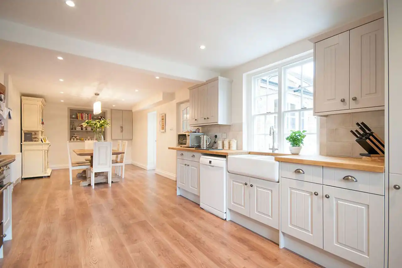 مدل کفپوش آشپزخانه با رنگ های تیره و روشن و طراحی های زیبا و امروزی