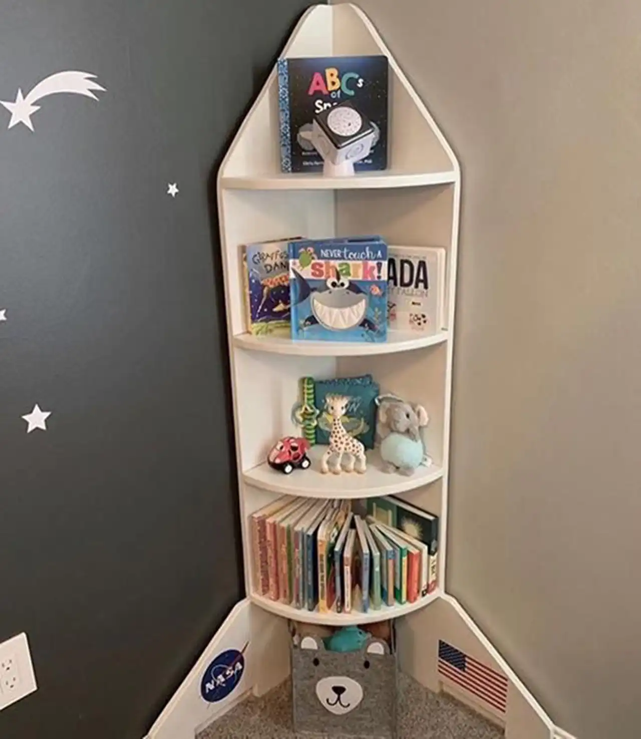 مدل کتابخانه اتاق کودک با رنگ ها و طراحی های زیبا و فانتزی برای بچه ها
