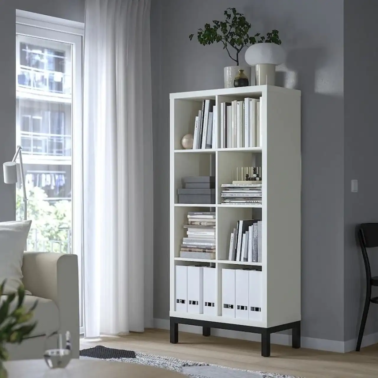 مدل کتابخانه پایه دار ترکیبی از طراحی مدرن و کاربردی برای خانههای امروزی