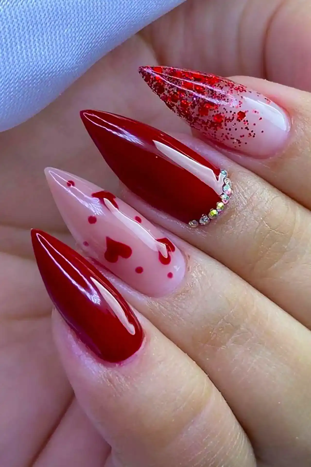 مدل لاک قرمز ساده و طرحدار زیبا با طرح های فانتزی برای یلدا و کریسمس