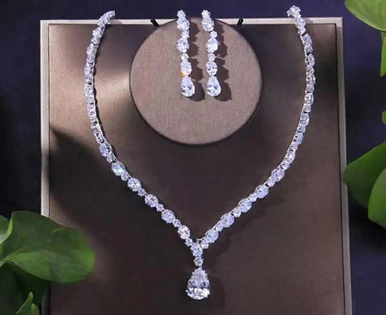 مدل سرویس طلا اشکی + محبوب‌ترین و زیباترین طرح‌ های سرویس طلا مدل اشکی برای افراد خاص پسند