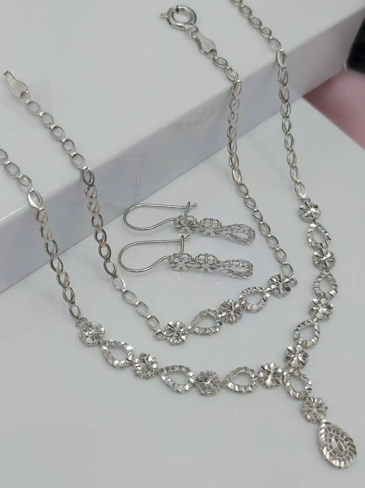 مدل سرویس طلا اشکی + محبوب‌ترین و زیباترین طرح‌ های سرویس طلا مدل اشکی برای افراد خاص پسند