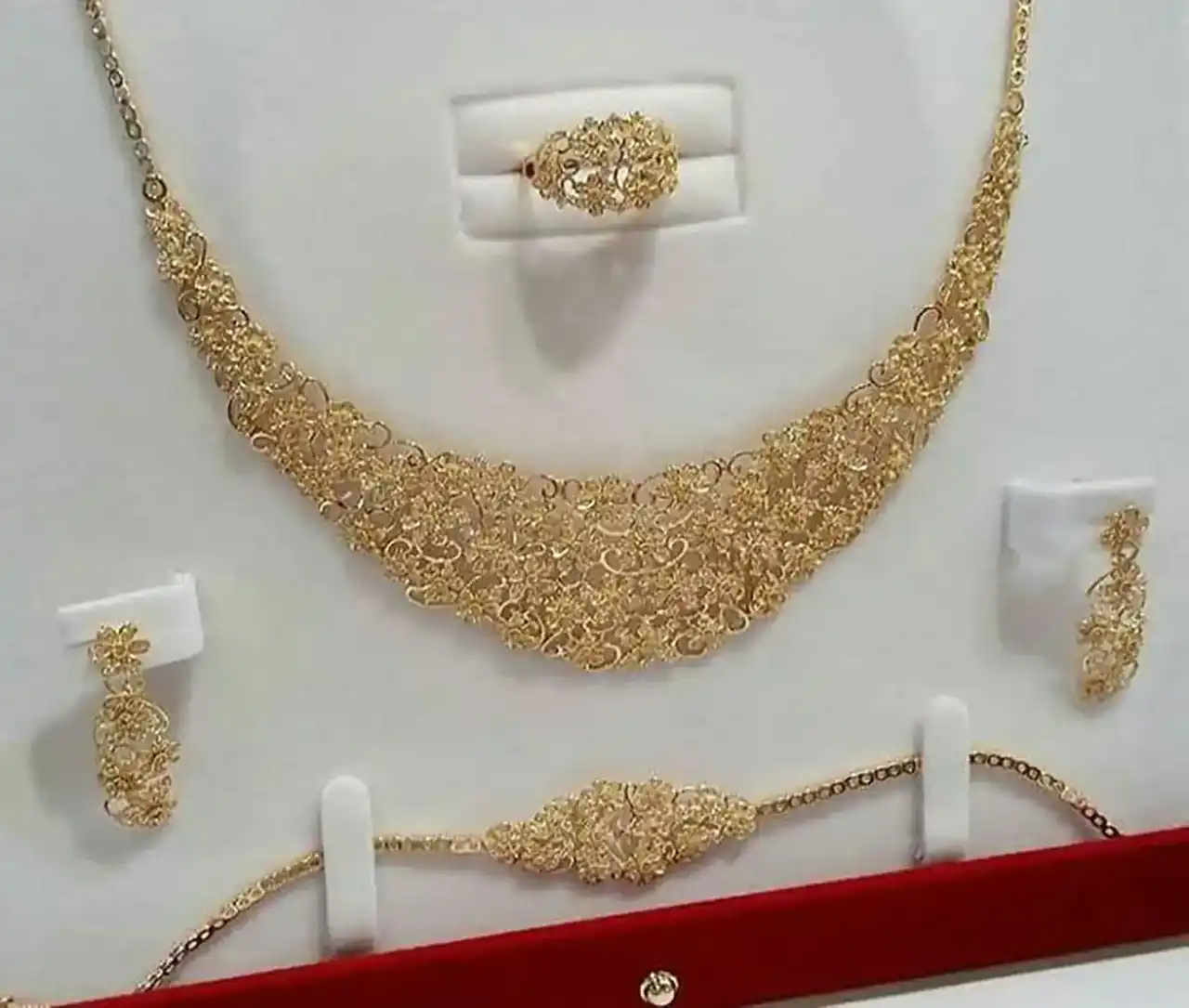 مدل سرویس طلا بدون نگین با طرح ساده و شیک مناسب استایل کلاسیک و روزانه