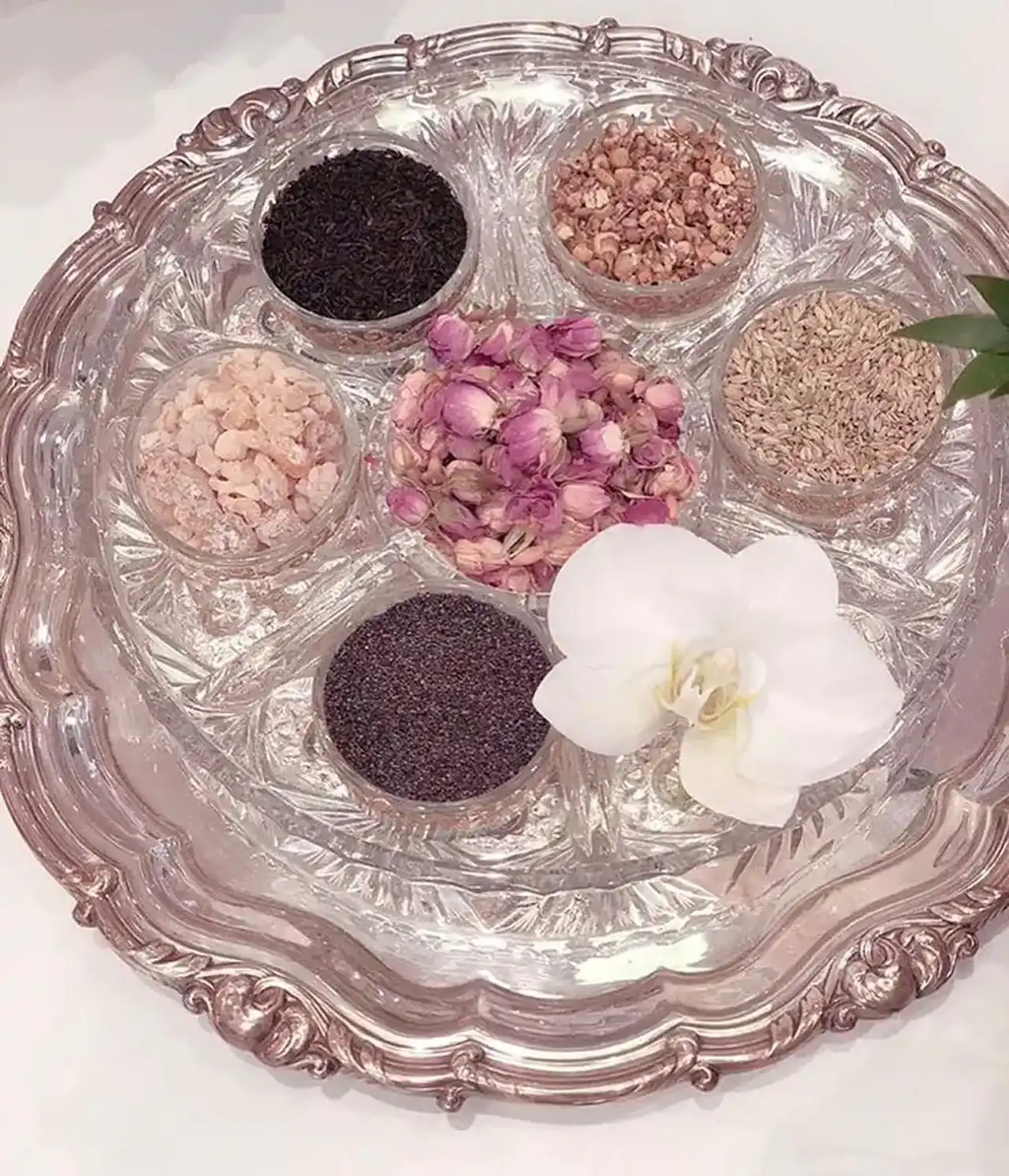 مدل سینی اسفند + دیزاین و گل آرایی سینی اسفند دودکن برای عروس