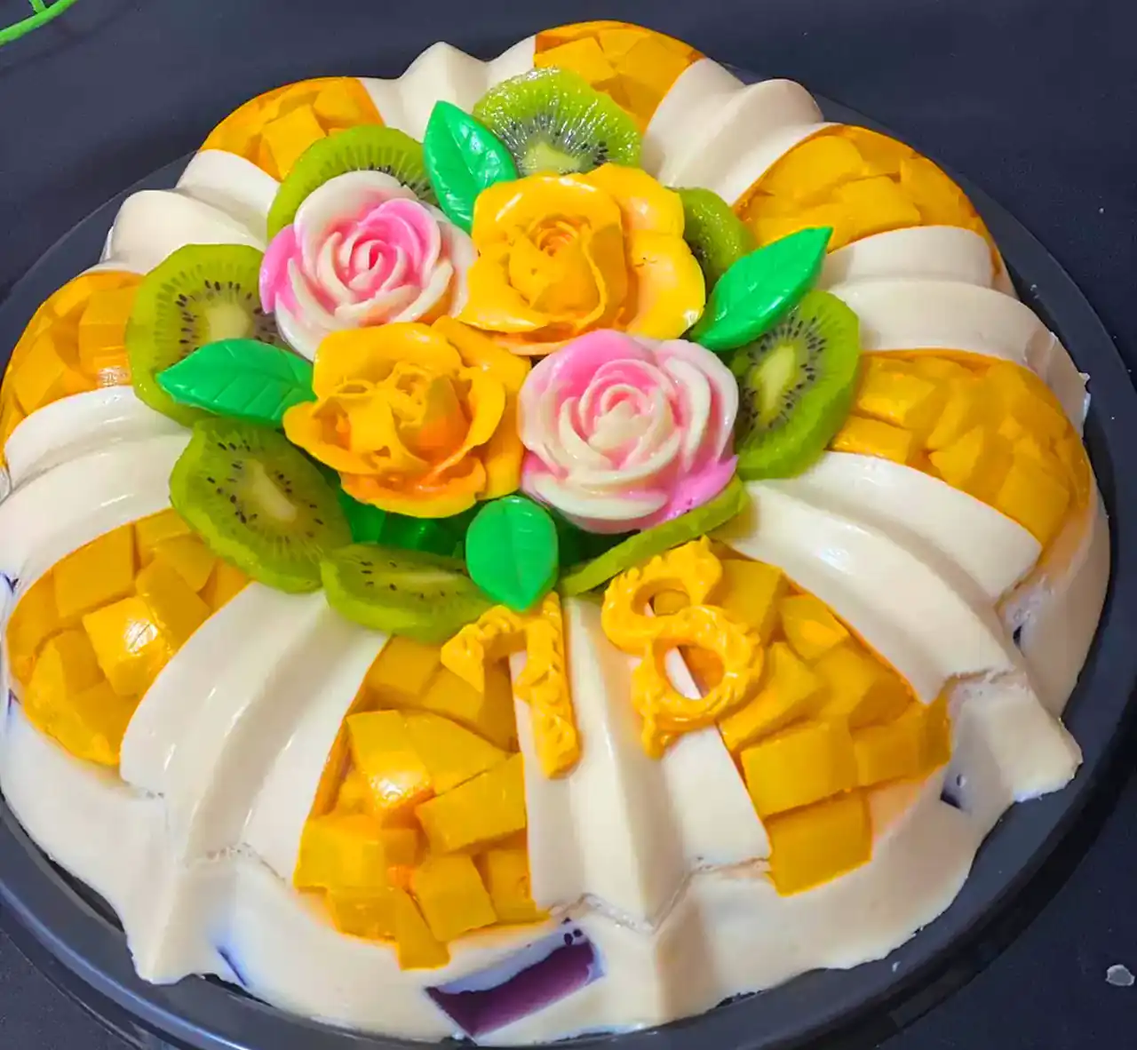مدل ژله مجلسی با تزیینات زیبا و خلاقانه با میوه های فصل برای کدبانو ها
